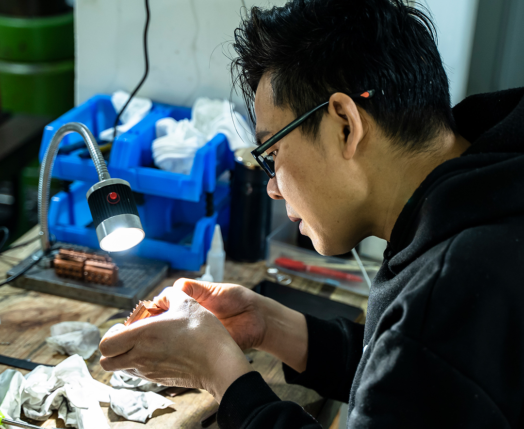 公司自己的硅橡胶模具研发车间